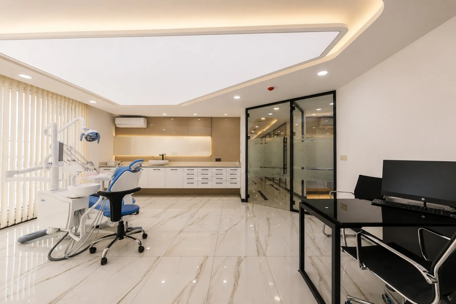Spacious treatment room