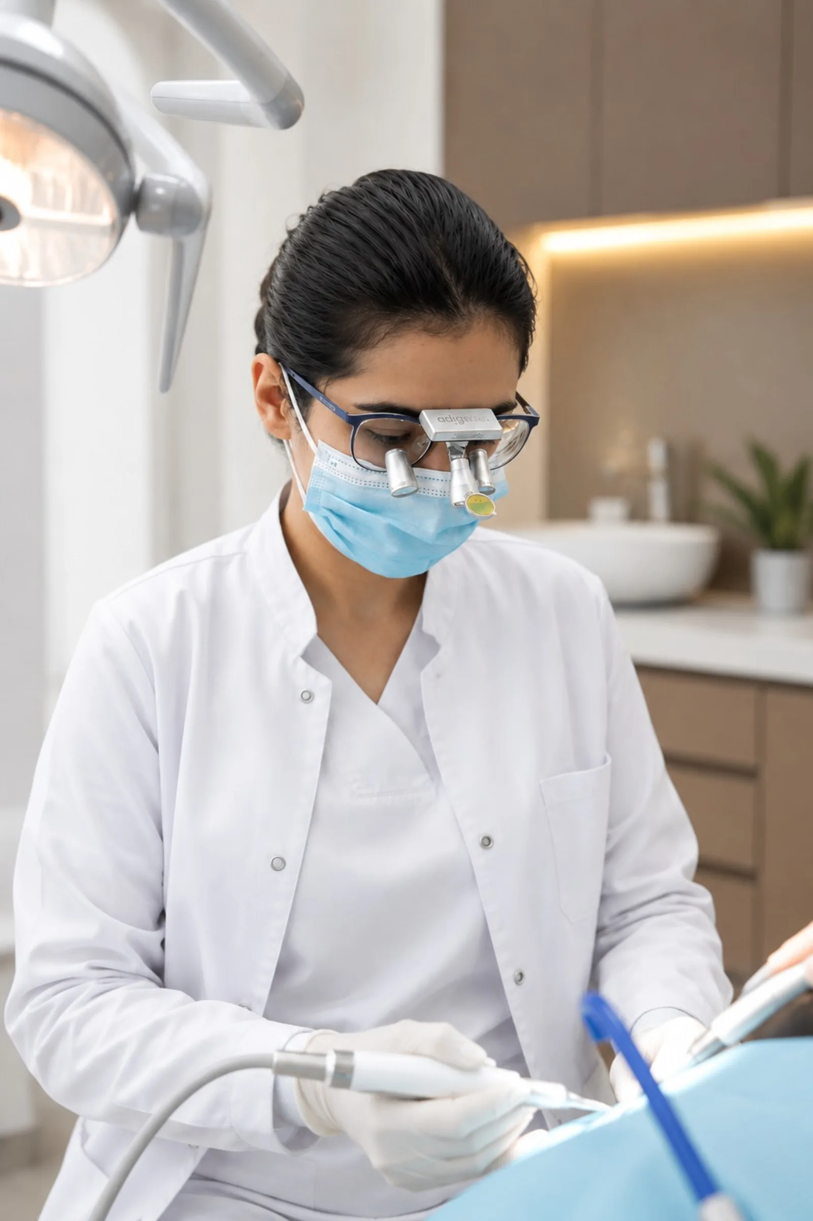 Ultra Diş dentist examining with magnification loupes